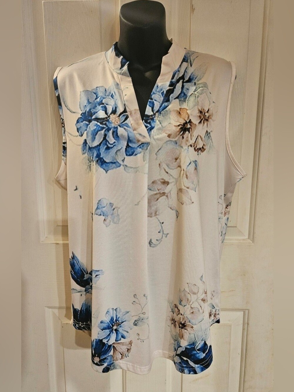 Sleeveless Floral Split-Neck Blouse in Cream and Blue By Loveu.dear
